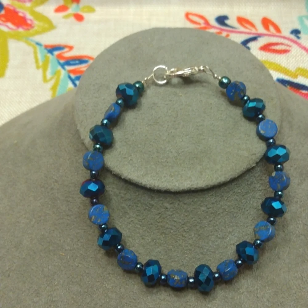 Handmade beaded bracelet and earring set - Picture 2 of 3
